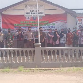 Pembagian Masker Oleh Dandim dan Polsek  Kecamatan Kendawangan di Wilayah Desa Banjarsari